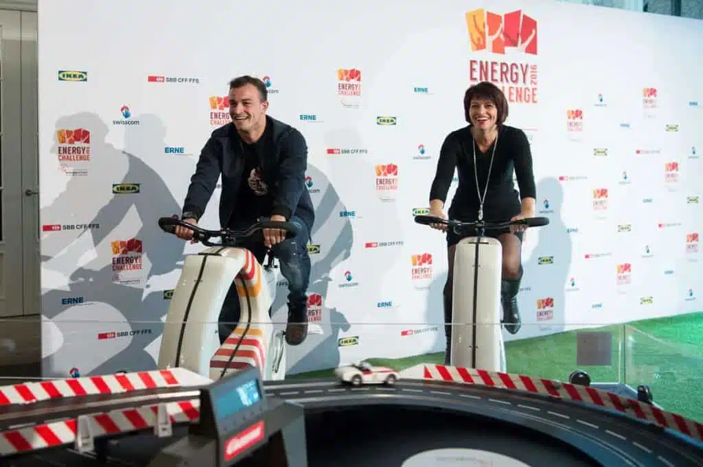 Xherdan Shaquiri und Doris Leuthard auf dem Strom Velo bei der Energy Challenge