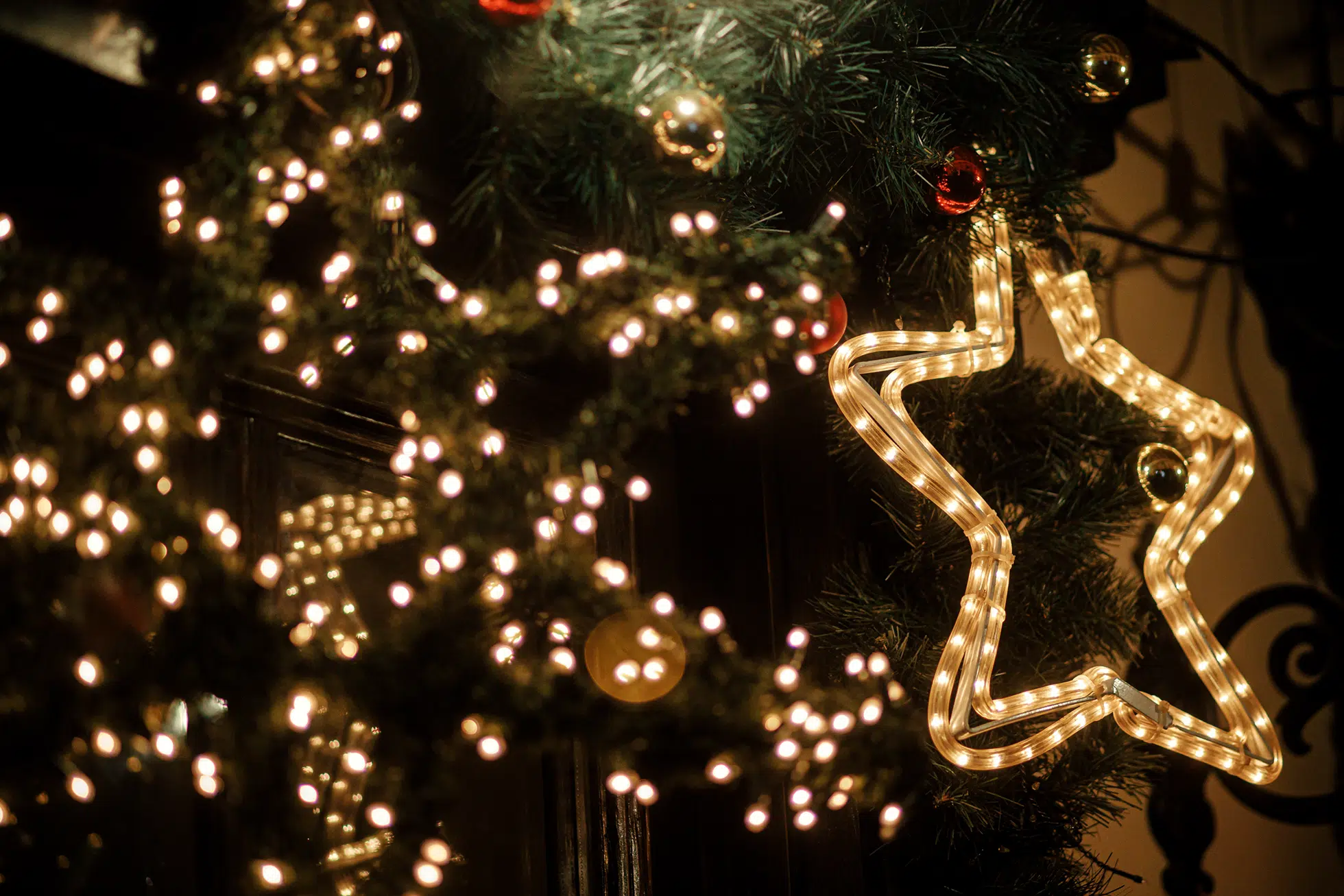 weihnachts-dekoration-nachhaltiger-strom-velo Mit Lichtern dekorierter Weihnachtsbaum
