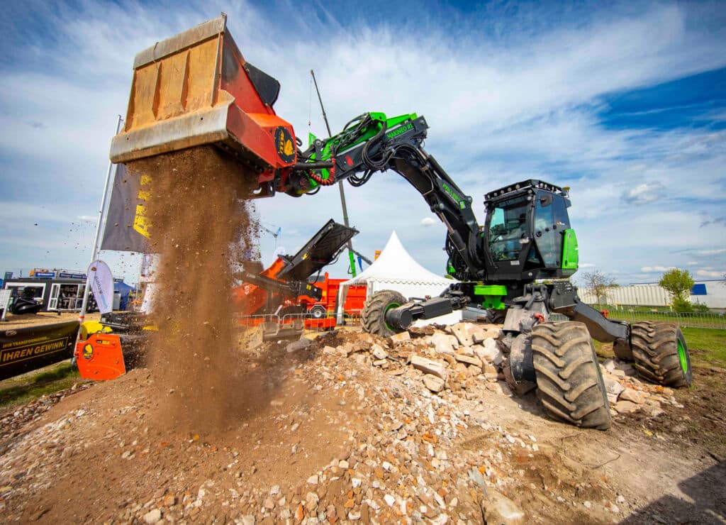 Bagger an einer Messe im Einsatz