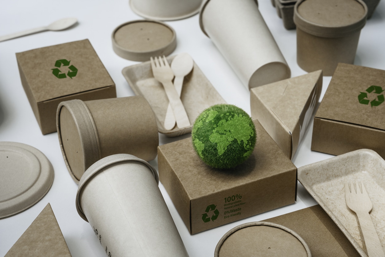 Umweltfreundliches Papiergeschirr und Verpackungen aus biologisch abbaubaren Materialien Null-Abfall- und Recyclingkonzept Grüne Verpackung oder Einwegverpackung für nachhaltigen Umwelt- und Naturschutz