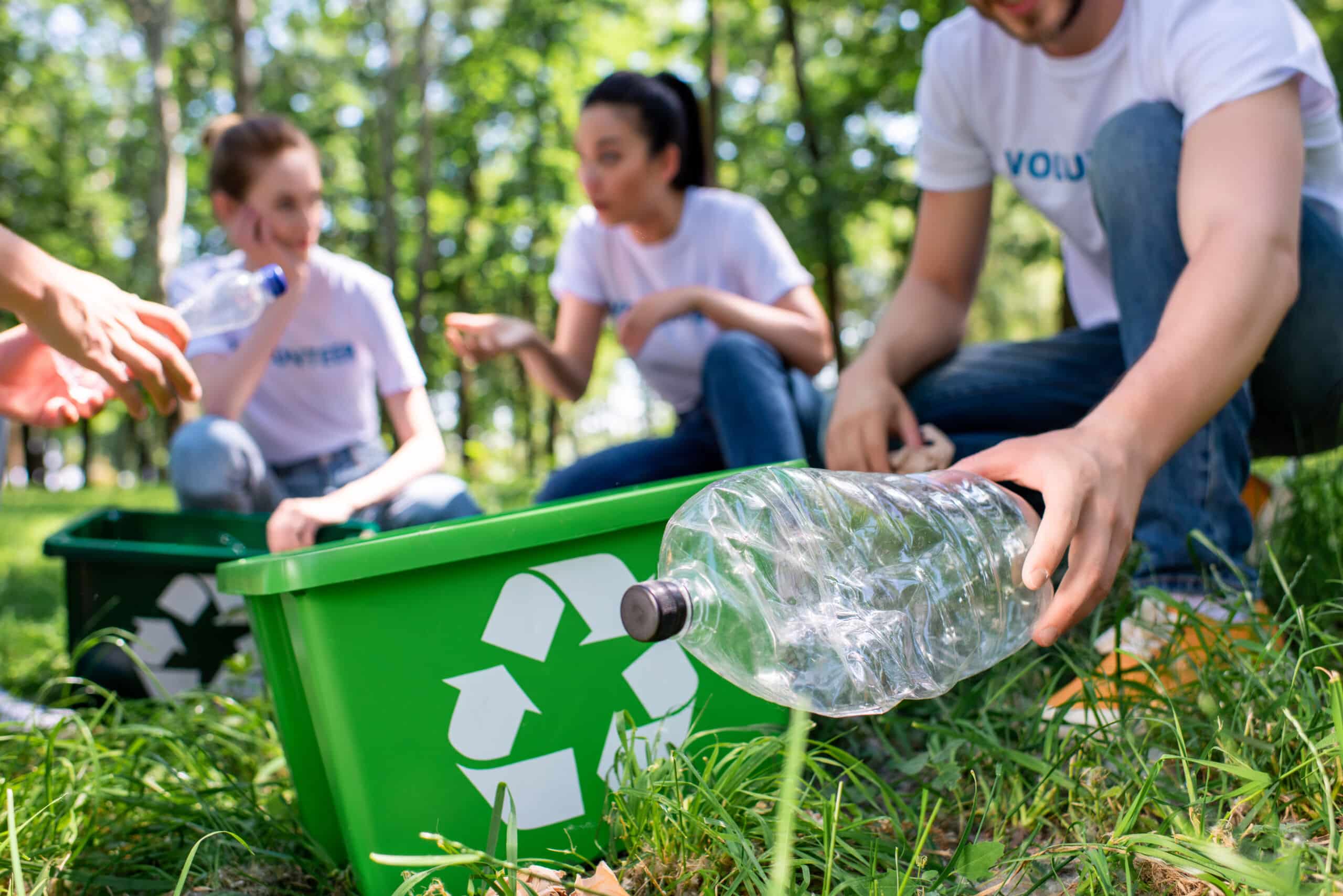 Beschnittener Blick auf Freiwillige mit Recyclingbox