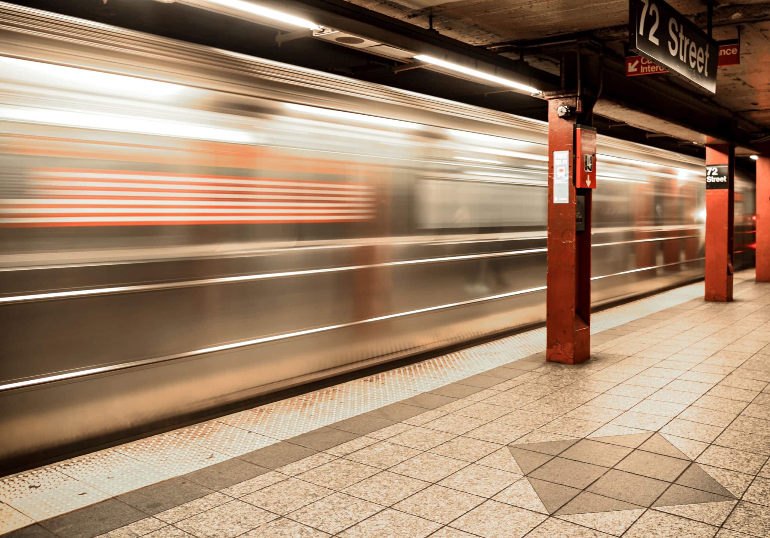Schnell fahrender U-Bahn-Zug durch den Terminal